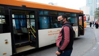 كويتي يرتدي كمامة للوقاية من كورونا - رويترز