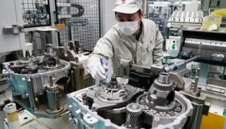 عامل بأحد المصانع الصينية - أرشيفية