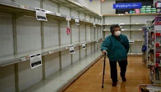 أرفف المتاجر خالية من البضائع