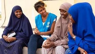 بيتي جي في زيارة لأحد مخيمات اللاجئين