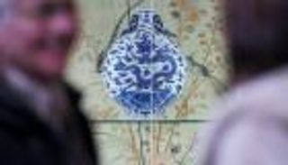 صيني يشتري إناء خزف بمبلغ خرافي