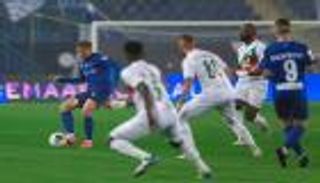 الهلال يهزم الاتفاق ويبتعد بصدارة الدوري السعودي