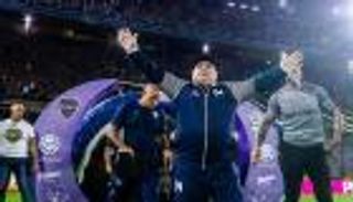 صور.. بوكا جونيورز "البطل" يكرم أسطورته مارادونا