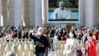 شعر بأنه محبوس.. كورونا يحجز البابا فرنسيس خلف شاشة