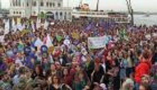 التركيات ينتفضن في عيدهن ضد العنف وسياسات أردوغان