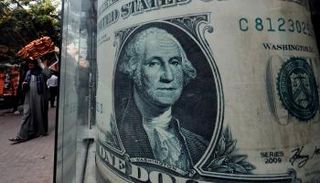 الدولار يواصل استقراره النسبي في بنوك مصر