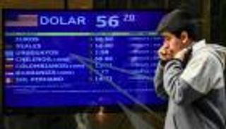 مدخرات الأرجنتينيين "تحت الفراش" بالدولار