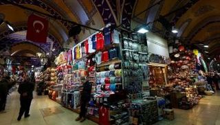 الأزمة الاقتصادية تدفع الأتراك للمزيد من الديون البنكية