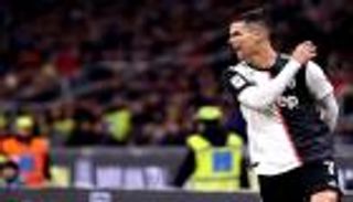 فيديو.. كورونا يجبر رونالدو على "مصافحة الأشباح"