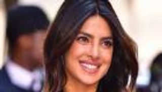 "كورونا" يدفع بريانكا تشوبرا لتصرف مفاجئ مع معجب