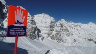 الرياح والثلوج أديا إلى الانهيارات الجليدية