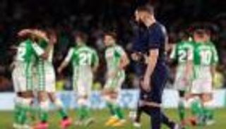 كاريكاتير.. ريال بيتيس يعيد صدارة "الليجا" إلى برشلونة