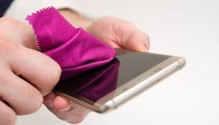 تنظيف شاشة هاتف ذكي بقطع القماش الخاصة 