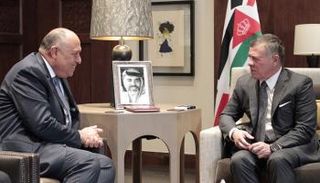 العاهل الأردني خلال استقباله وزير الخارجية المصري 