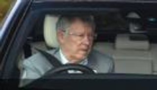 فيرجسون يحتفي بفوز يونايتد بالديربي بزيارة خاصة