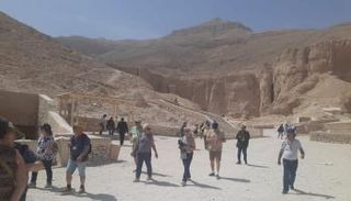 سياح داخل معبد حتشبسوت بالأقصر