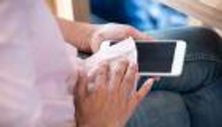 تعرف على كيفية تطهير شاشة آيفون من كورونا