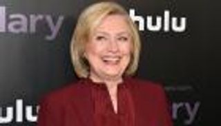 كلينتون تشكك في قدرة ساندرز على مواجهة ترامب