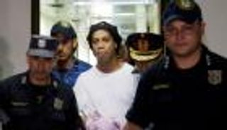 رونالدينيو المبتسم يحول سجن باراجواي إلى مزار