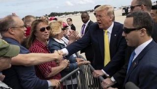 الرئيس الأمريكي يصافح حشدا من أنصاره