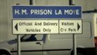 بريطانيا تحارب انتحار السجناء بهواتف "الفضفضة"