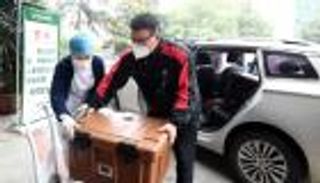 عامل توصيل "بطل" يتحدى كورونا لمساعدة المسعفين في الصين