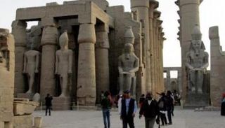 معبد الأقصر يشهد كثافة من السائحين - أرشيفية