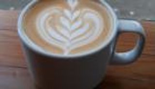 8 أطعمة ومشروبات تستنزف طاقتك.. أبرزها القهوة والخبز