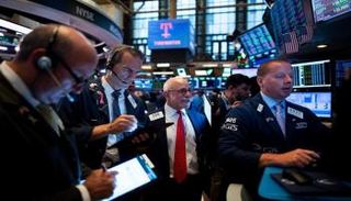 متعاملون أثناء التداول في البورصة الأمريكية