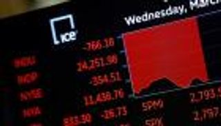 وول ستريت تتراجع وسط قلق بشأن خطة ترامب تجاه كورونا