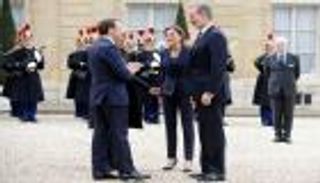 ماكرون وملك إسبانيا.. تحية هندية خشية كورونا