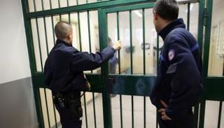 المطالبة بتشديد الرقابة الأمنية على المدانين بالإرهاب