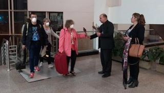 سياح خلال المغادرة من مصر