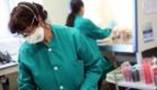 قميص الشكر.. إيطاليا تدعم الأطباء في حرب كورونا