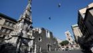 إيطاليا تسجل 2313 إصابة كورونا و196 وفاة