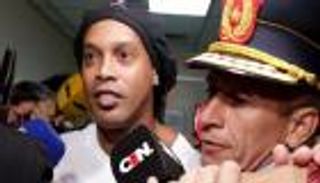 رسالة رونالدينيو "الفقير" المؤثرة لأمه من سجن باراجواي