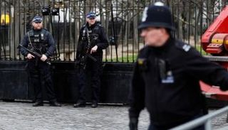 الشرطة البريطانية في موقع حادث طعن سابق - رويترز