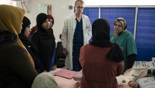 نوفيك خلال متابعة حالة أحد الأطفال المرضى