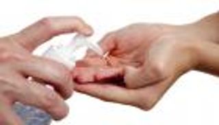 طبيب مصري يحذر من الإفراط في استخدام المطهرات لمقاومة كورونا