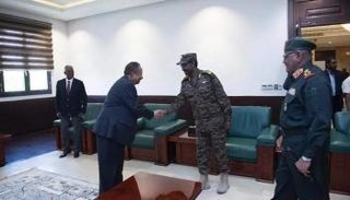 رئيس الوزراء السوداني خلال لقاء رئيس الوفد الإثيوبي