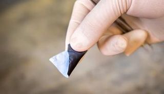 قطعة لتطوير الفاصل بين أنود وكاثود بطارية الليثيوم