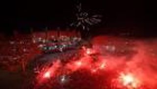 الجماهير الأوروبية تتحدى كورونا بالألعاب النارية