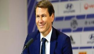 مؤتمر صحفي لليون الفرنسي