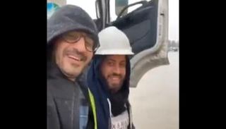 أحمد حلمي يلتقط صورة مع عامل يزيل الأمطار من الشارع