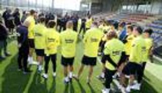 بسبب كورونا.. برشلونة يعلق نشاط كرة القدم