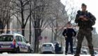 "السترات الصفراء" تتحدى "حظر كورونا".. والأمن يغلق وسط باريس