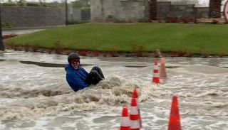 شاب يتزلج على مياه الأمطار في مصر