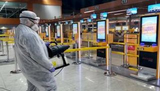 تعقيم إحدى صالات مطار تركي