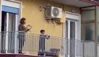بالغناء في شرفات المنازل.. الإيطاليون يواجهون فيروس كورونا
