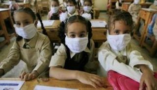 تلميذات يرتدين كمامات في إحدى المدارس المصرية